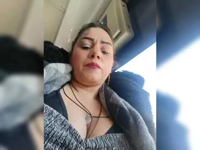 AlexaBrown12 — Las vibraciones del juguete en mi cltoris