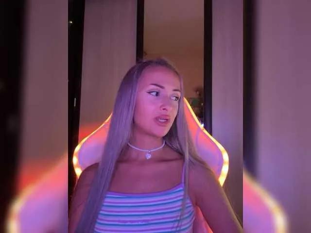 KiraWhite on BongaCams