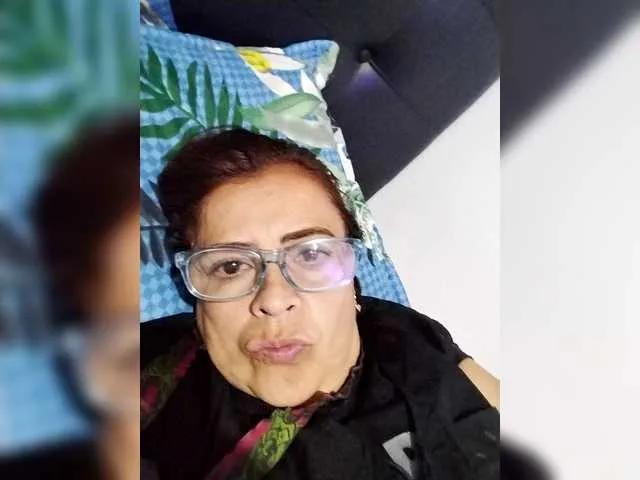 latinaamorosa — el sonido de los tokens , sean generosos  eso hace que yo toque mi cuerpo acariciar mis pechos , tocar mis partes intimas y ver un hombre guapo  que se masturbe en frente mio, me digan cosas ricas que me exciten mucho.