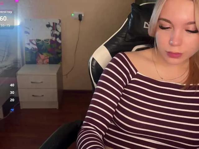 maksisisia — "I'm excited by emotion and passion. I appreciate moments when I can feel connected to a person.'