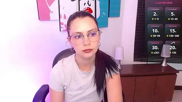 AlanaGarcia19 on StripChat 