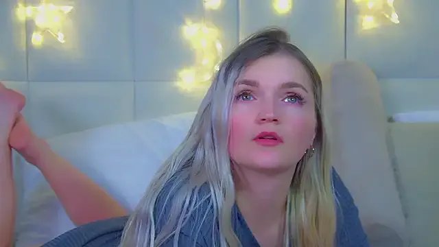 AnnyRaii on StripChat 