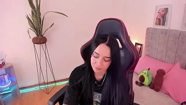 EmmyEvans1 on StripChat 