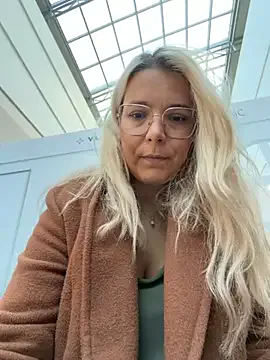 EmyLana on StripChat