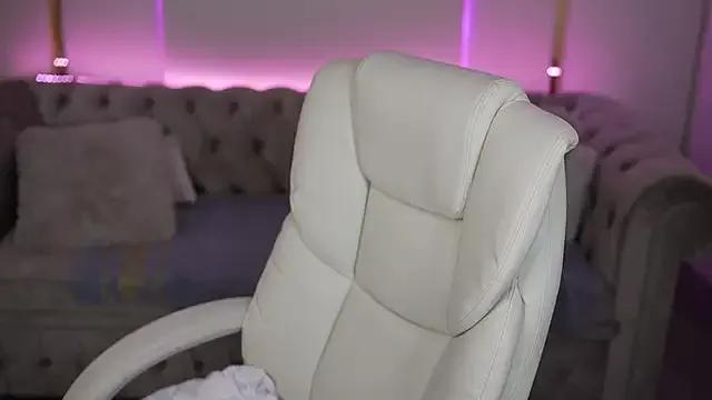 JennyyLuv on StripChat 