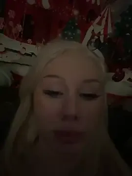 LaraHollywood — Naked outside the apartment door+ :gift