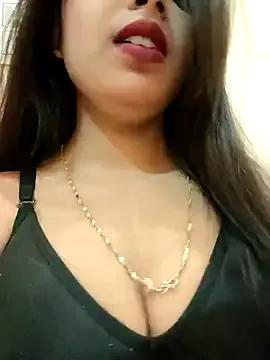 Maahhii_2 on StripChat 