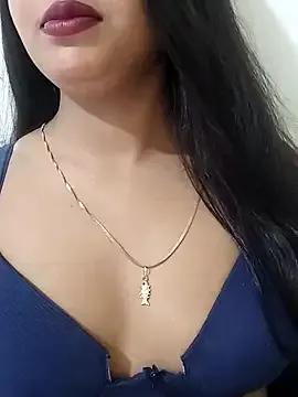 Maahhii_2 on StripChat 
