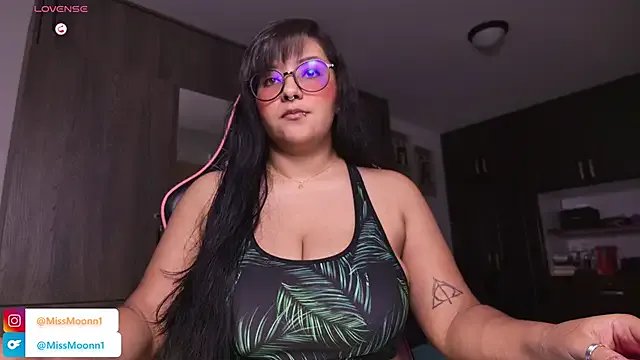 MissMoonn1 on StripChat 