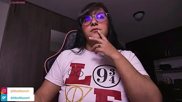 MissMoonn1 on StripChat 