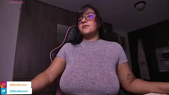 MissMoonn1 on StripChat 