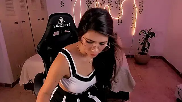 sara_doll77 on StripChat 