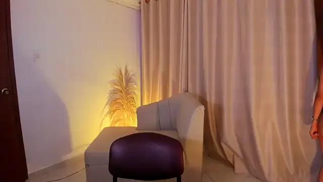 SkiinnyAna on StripChat 