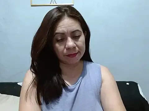 xxxHoneyBee29 on StripChat 