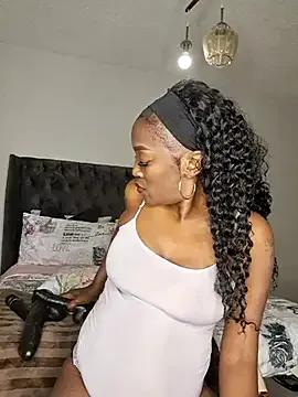 Yummychoklit on StripChat 