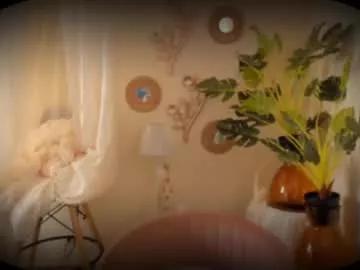Freechat girls entertainers: Energize your senses with our matured streamers, who make messaging sweet and slutty at the same time.