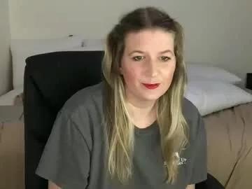 Freechat girls entertainers: Energize your senses with our matured streamers, who make messaging sweet and slutty at the same time.