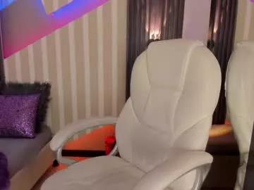 Freechat girls entertainers: Energize your senses with our matured streamers, who make messaging sweet and slutty at the same time.