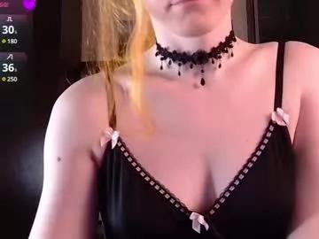 Freechat girls entertainers: Energize your senses with our matured streamers, who make messaging sweet and slutty at the same time.