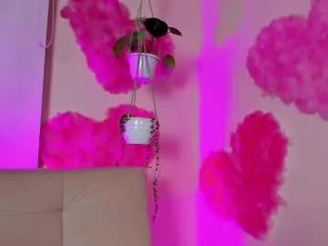 Freechat girls entertainers: Energize your senses with our matured streamers, who make messaging sweet and slutty at the same time.