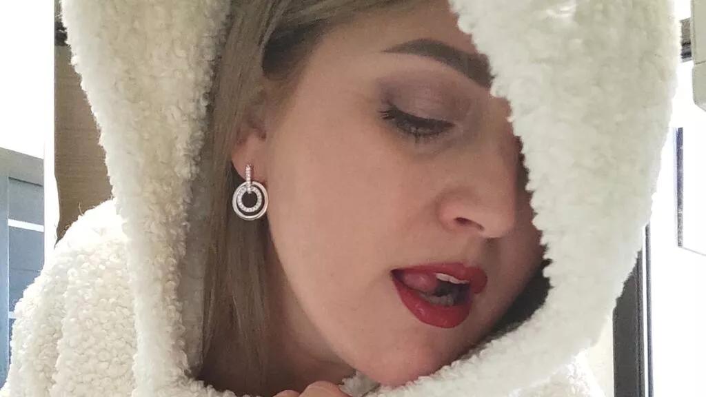 Freechat girls entertainers: Energize your senses with our matured streamers, who make messaging sweet and slutty at the same time.