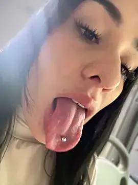Freechat girls entertainers: Energize your senses with our matured streamers, who make messaging sweet and slutty at the same time.