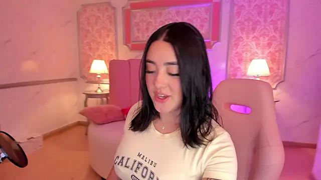 Freechat girls entertainers: Energize your senses with our matured streamers, who make messaging sweet and slutty at the same time.