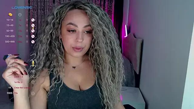 Freechat girls entertainers: Energize your senses with our matured streamers, who make messaging sweet and slutty at the same time.