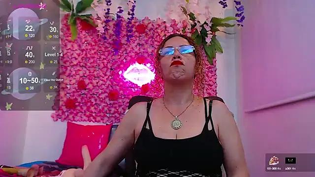 Freechat girls entertainers: Energize your senses with our matured streamers, who make messaging sweet and slutty at the same time.