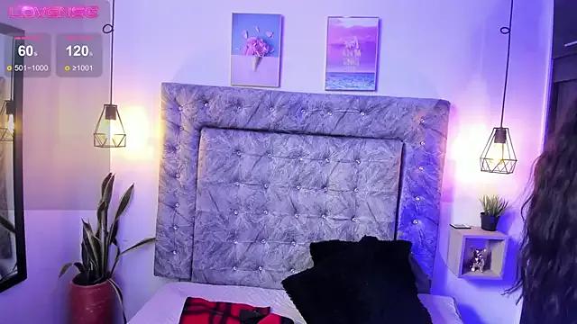 Freechat girls entertainers: Energize your senses with our matured streamers, who make messaging sweet and slutty at the same time.
