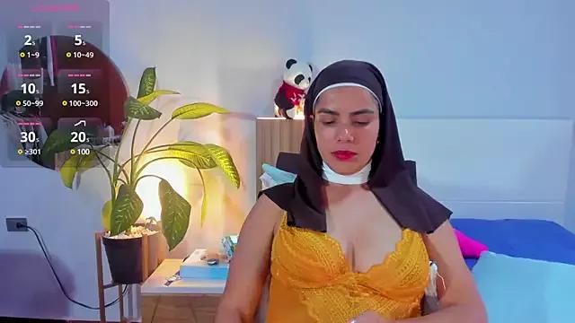 Freechat girls entertainers: Energize your senses with our matured streamers, who make messaging sweet and slutty at the same time.