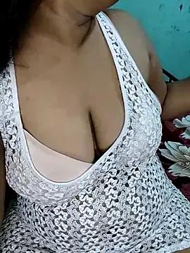 Freechat girls entertainers: Energize your senses with our matured streamers, who make messaging sweet and slutty at the same time.