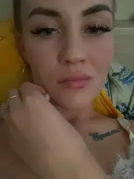 Freechat girls entertainers: Energize your senses with our matured streamers, who make messaging sweet and slutty at the same time.