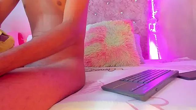 Freechat girls entertainers: Energize your senses with our matured streamers, who make messaging sweet and slutty at the same time.