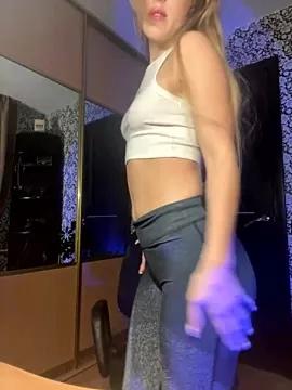 Freechat girls entertainers: Energize your senses with our matured streamers, who make messaging sweet and slutty at the same time.