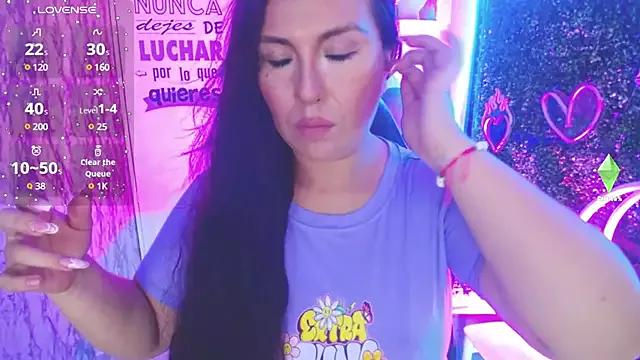 Freechat girls entertainers: Energize your senses with our matured streamers, who make messaging sweet and slutty at the same time.