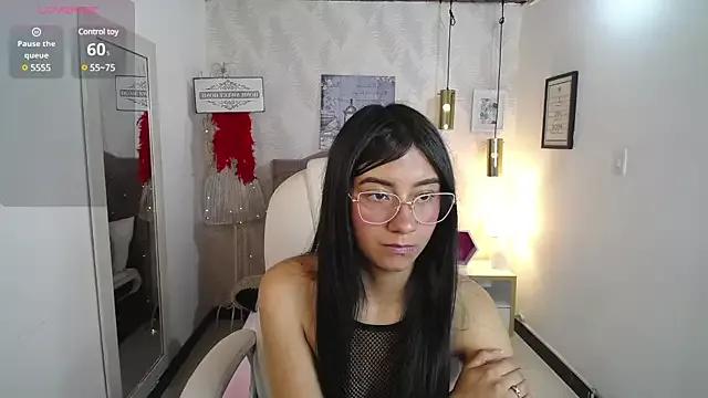 evelyn_rose_tk from StripChat is Freechat