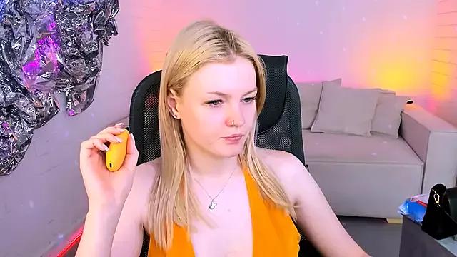 Freechat girls entertainers: Energize your senses with our matured streamers, who make messaging sweet and slutty at the same time.