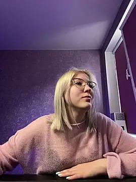 Freechat girls entertainers: Energize your senses with our matured streamers, who make messaging sweet and slutty at the same time.