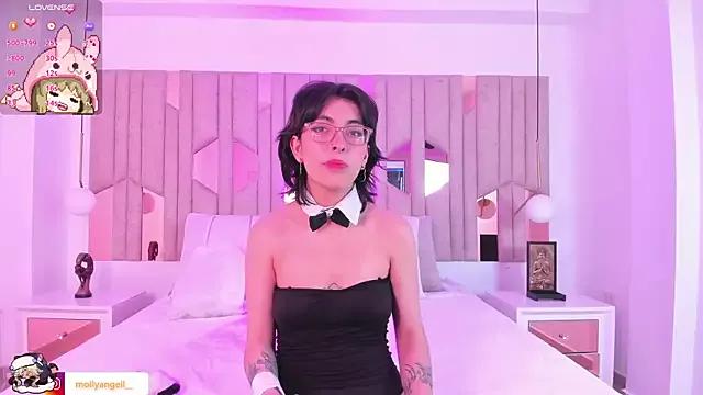 Freechat girls entertainers: Energize your senses with our matured streamers, who make messaging sweet and slutty at the same time.