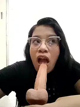 Freechat girls entertainers: Energize your senses with our matured streamers, who make messaging sweet and slutty at the same time.