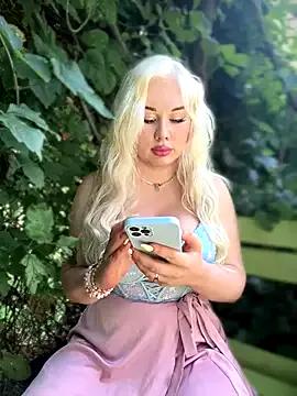 Photos of LaraHollywood from StripChat is Freechat