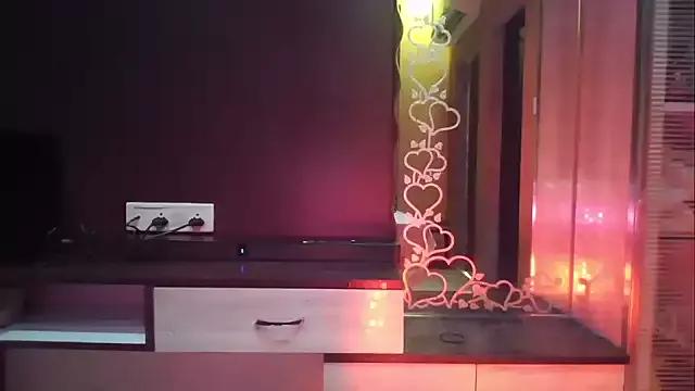 Freechat girls entertainers: Energize your senses with our matured streamers, who make messaging sweet and slutty at the same time.