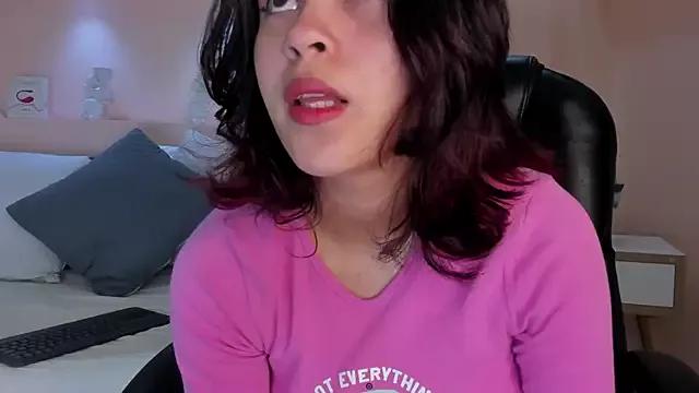 Freechat girls entertainers: Energize your senses with our matured streamers, who make messaging sweet and slutty at the same time.