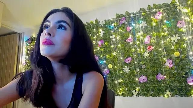 Freechat girls entertainers: Energize your senses with our matured streamers, who make messaging sweet and slutty at the same time.