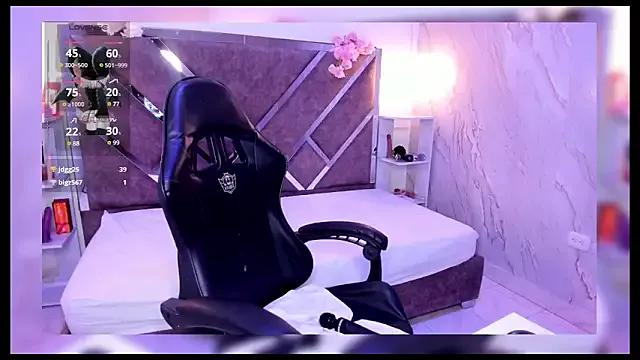 Freechat girls entertainers: Energize your senses with our matured streamers, who make messaging sweet and slutty at the same time.