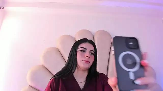 Freechat girls entertainers: Energize your senses with our matured streamers, who make messaging sweet and slutty at the same time.
