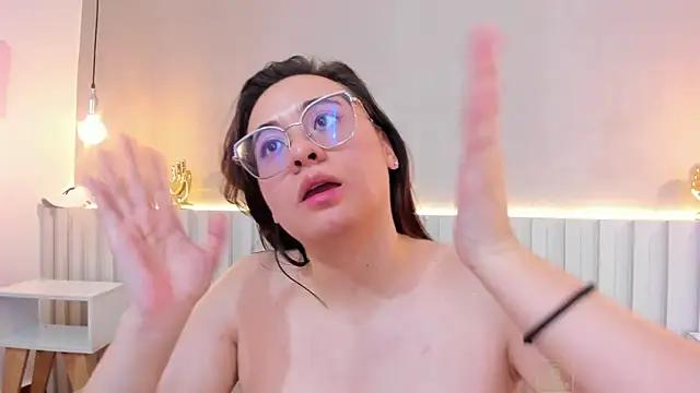 Freechat girls entertainers: Energize your senses with our matured streamers, who make messaging sweet and slutty at the same time.