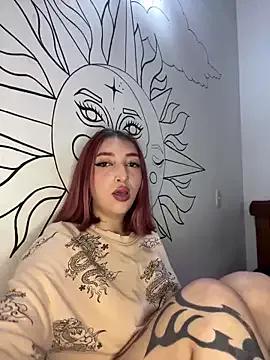 Freechat girls entertainers: Energize your senses with our matured streamers, who make messaging sweet and slutty at the same time.