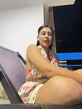 Freechat girls entertainers: Energize your senses with our matured streamers, who make messaging sweet and slutty at the same time.